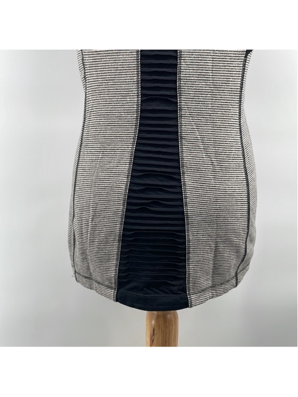 Lululemon Star Runner Short Sleeve
Tonka Stripe Cashew / Heathered Black sz 6 - Picture 8 of 13